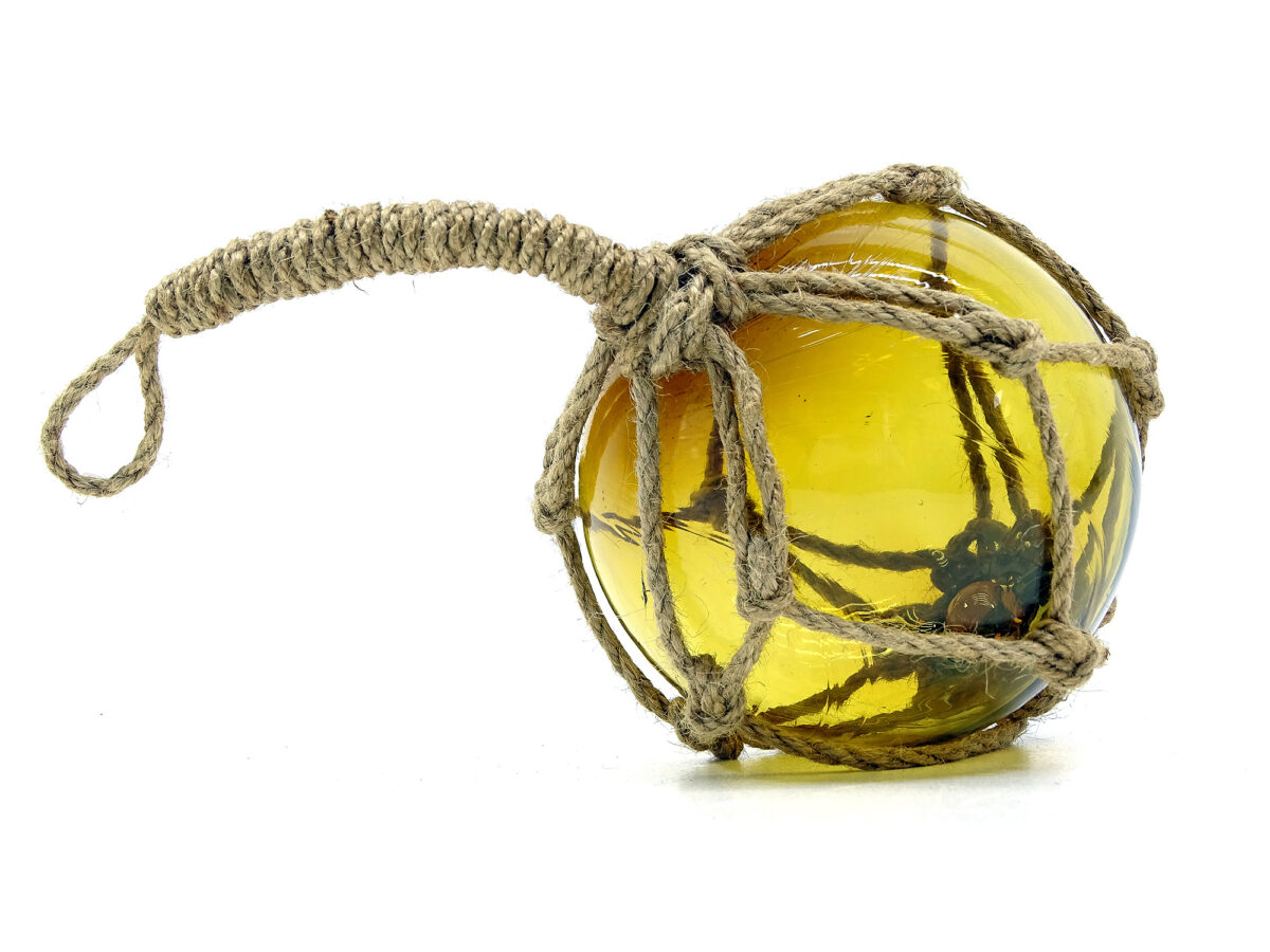 Traditionelle Fischerkugel aus Glas und Tauwerk in Gelb