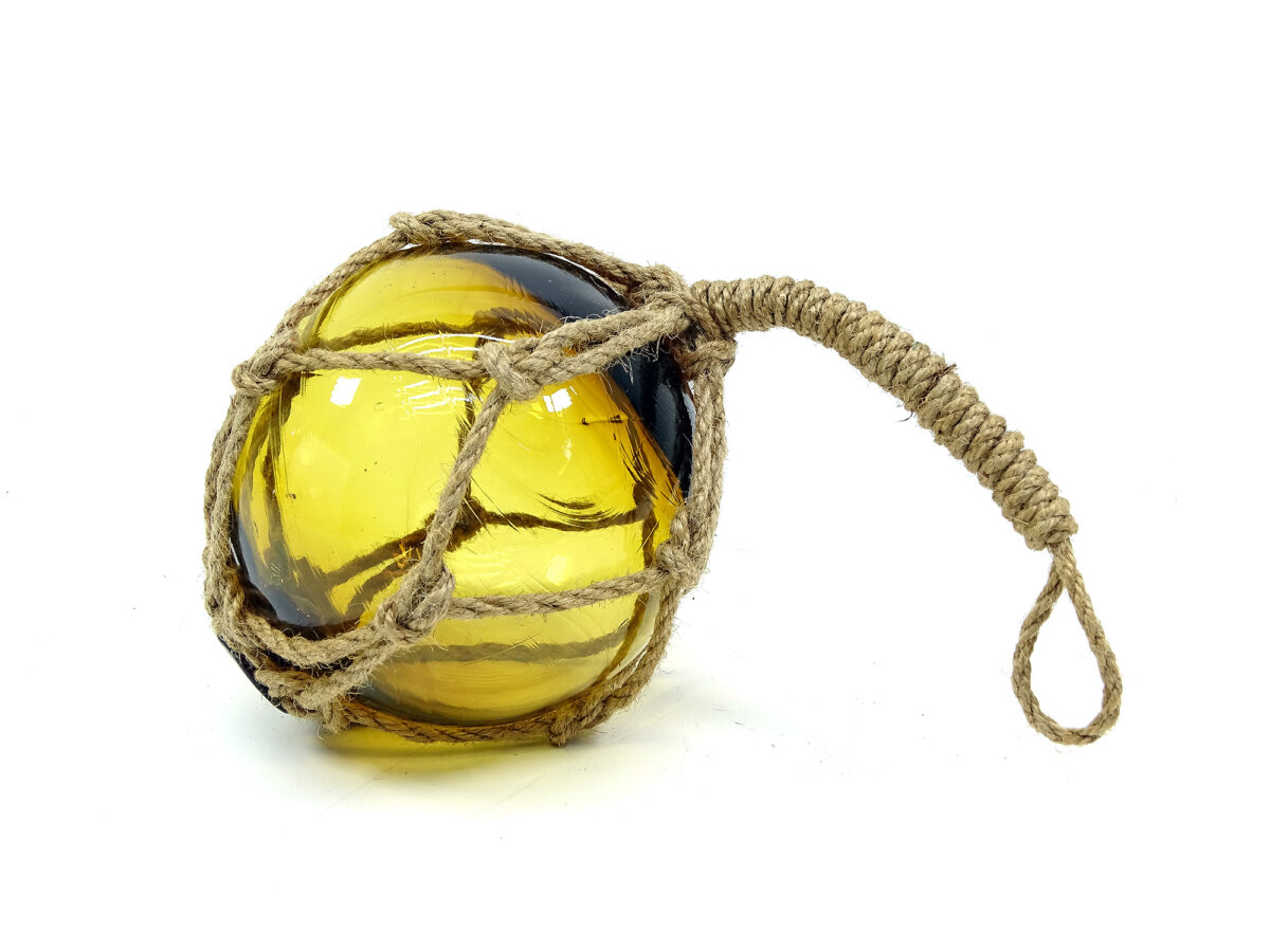 Traditionelle Fischerkugel aus Glas und Tauwerk in Gelb