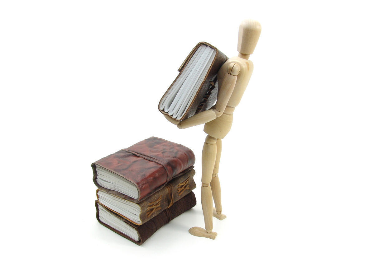 Gliederfigur mit Büchern - Lagerarbeit Teamwork