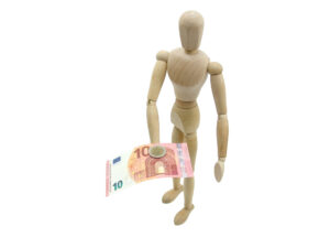 Gliederfigur gibt Geld in Form von Scheinen und Münzen
