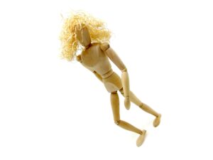 Gliederfigur mit blonden langen Haaren