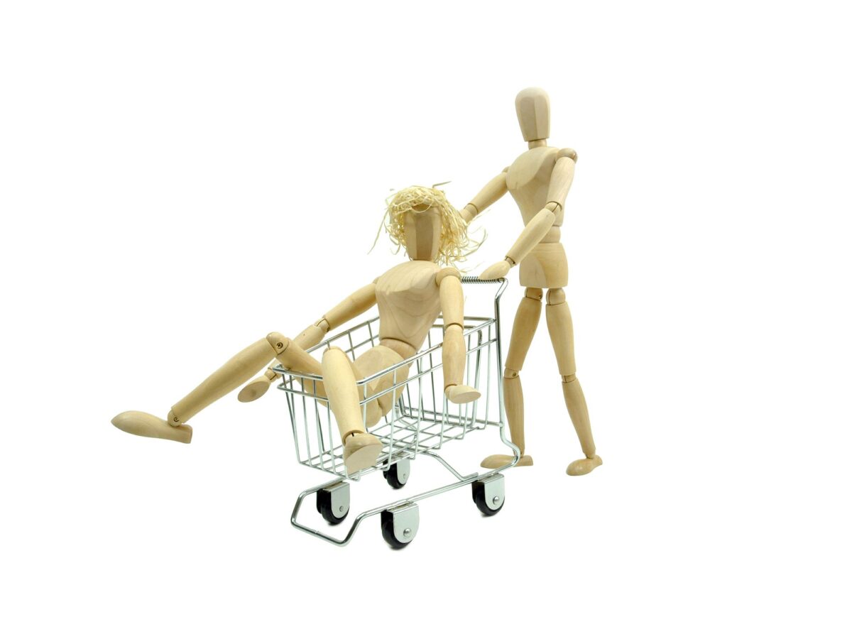 Gliederfiguren mit Einkaufswagen beim shoppen