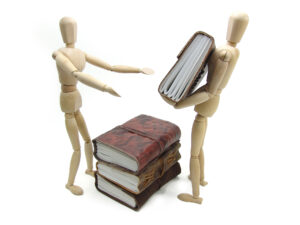 Gliederfigur mit Büchern - Lagerarbeit Teamwork