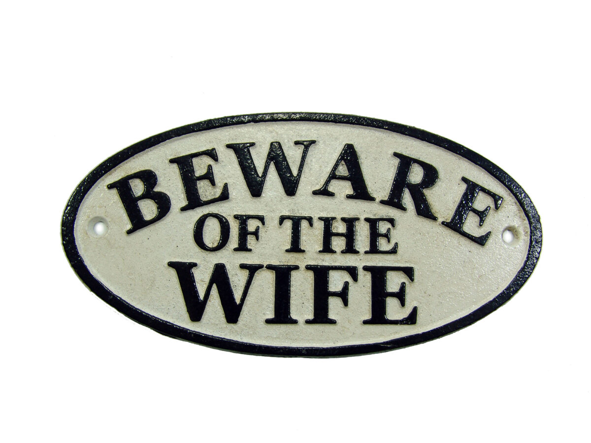 Ovales Schild aus Gusseisen - Beware of the Wife - Vintage Look