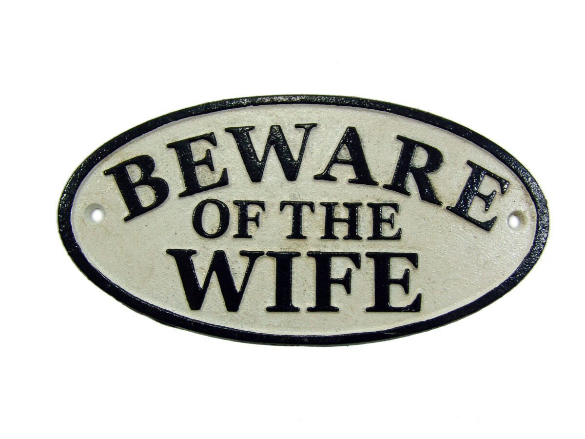 Ovales Schild aus Gusseisen - Beware of the Wife - Vintage Look