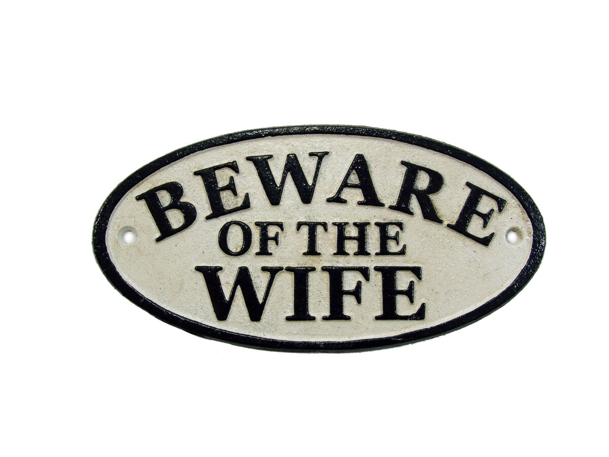 Ovales Schild aus Gusseisen - Beware of the Wife - Vintage Look