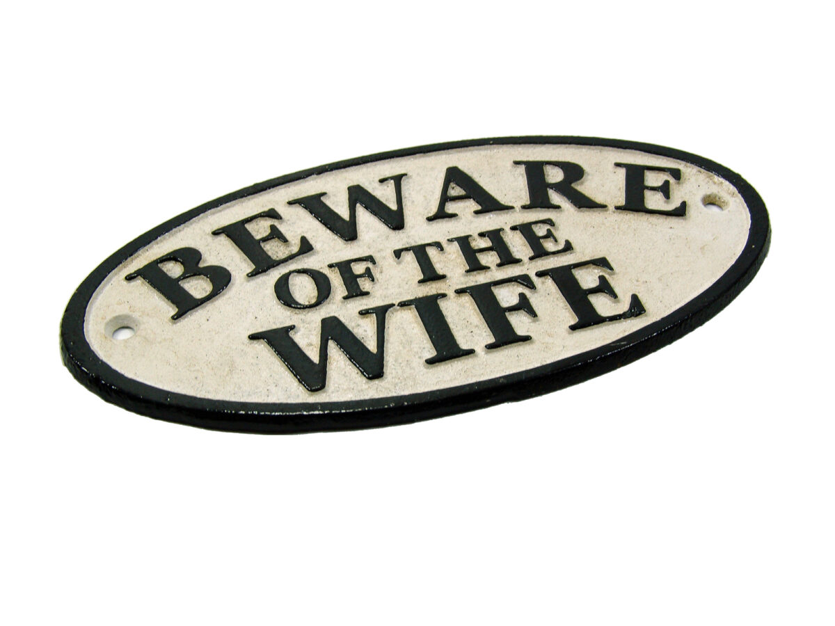 Ovales Schild aus Gusseisen - Beware of the Wife - Vintage Look