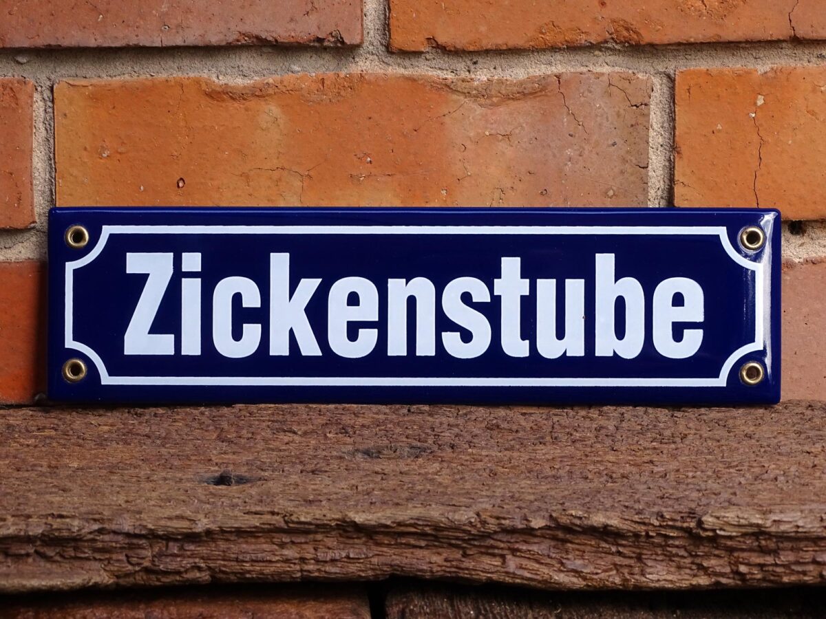 Straßenschild aus Emaille - Zickenstube - Vintage Look