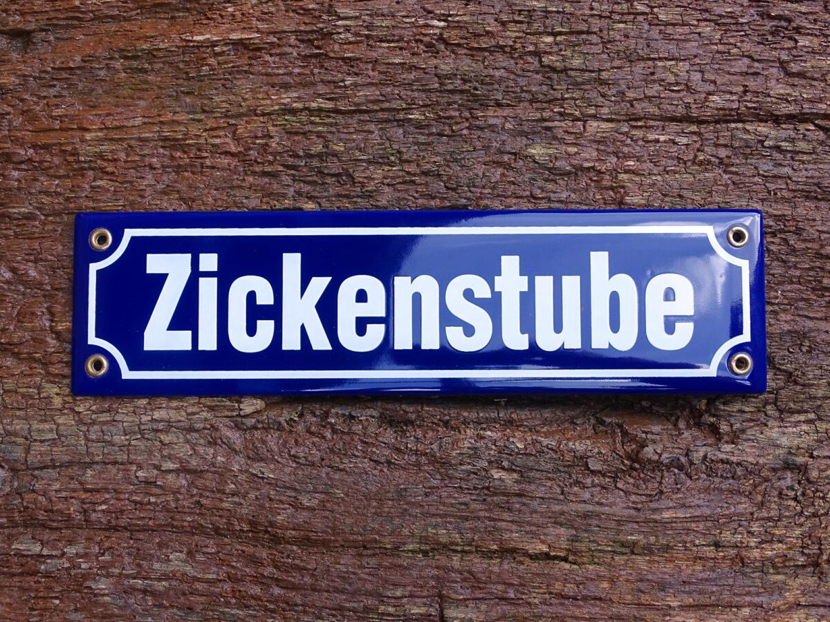 Straßenschild aus Emaille - Zickenstube - Vintage Look