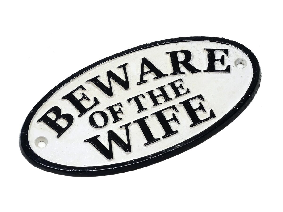 Ovales Schild aus Gusseisen - Beware of the Wife - Vintage Look