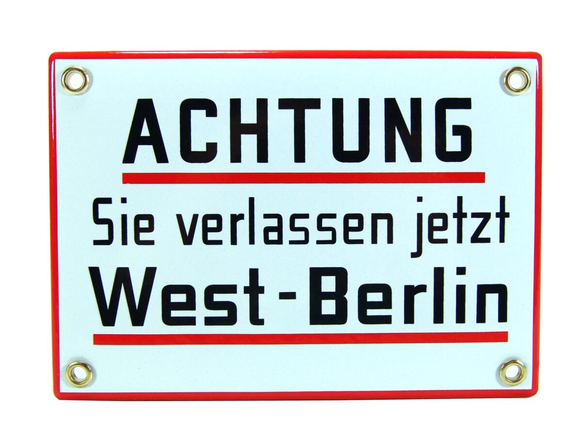 Hinweisschild aus Emaille -Achtung Sie verlassen jetzt West-Berlin - Vintage Look