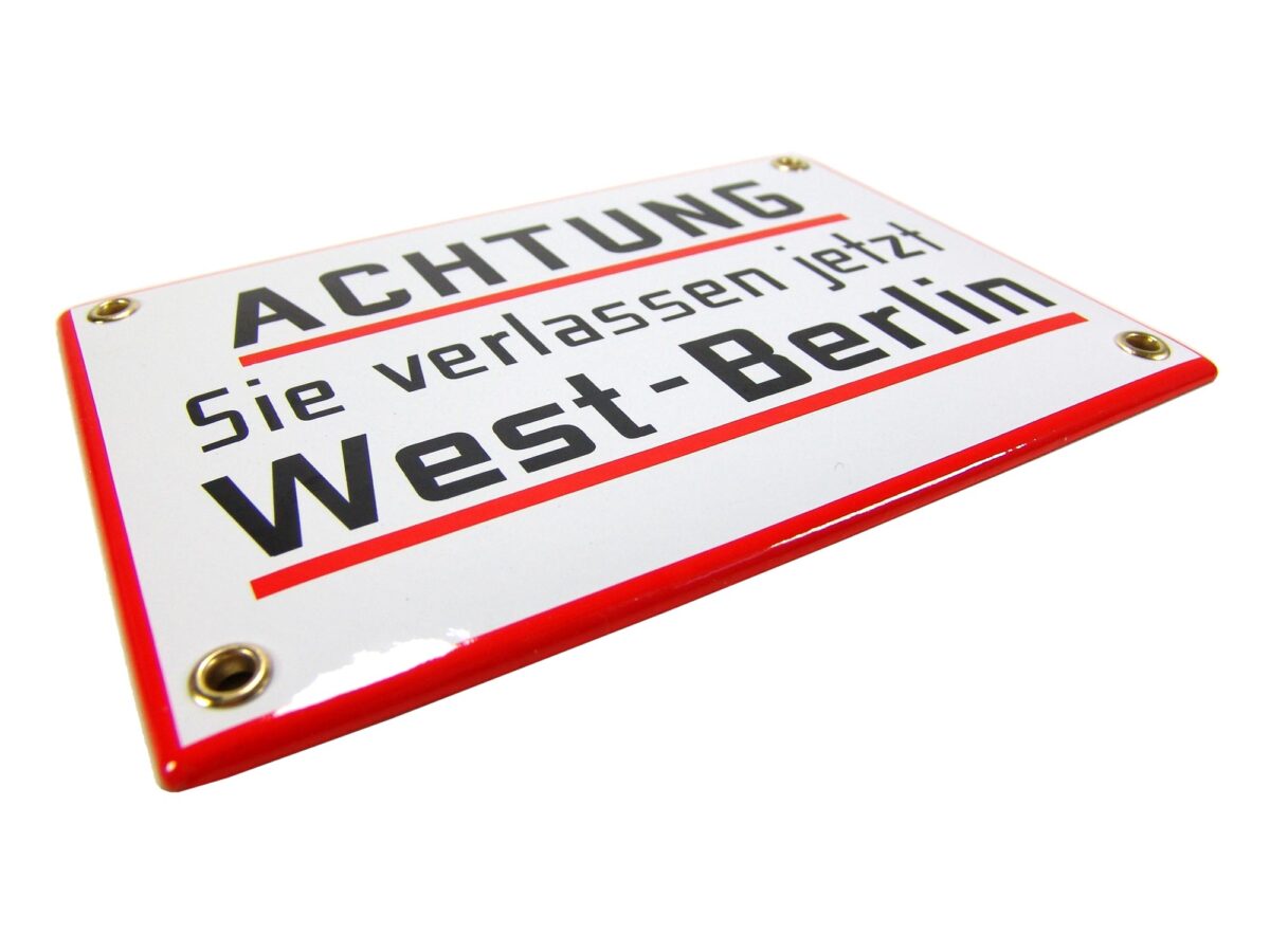 Hinweisschild aus Emaille -Achtung Sie verlassen jetzt West-Berlin - Vintage Look