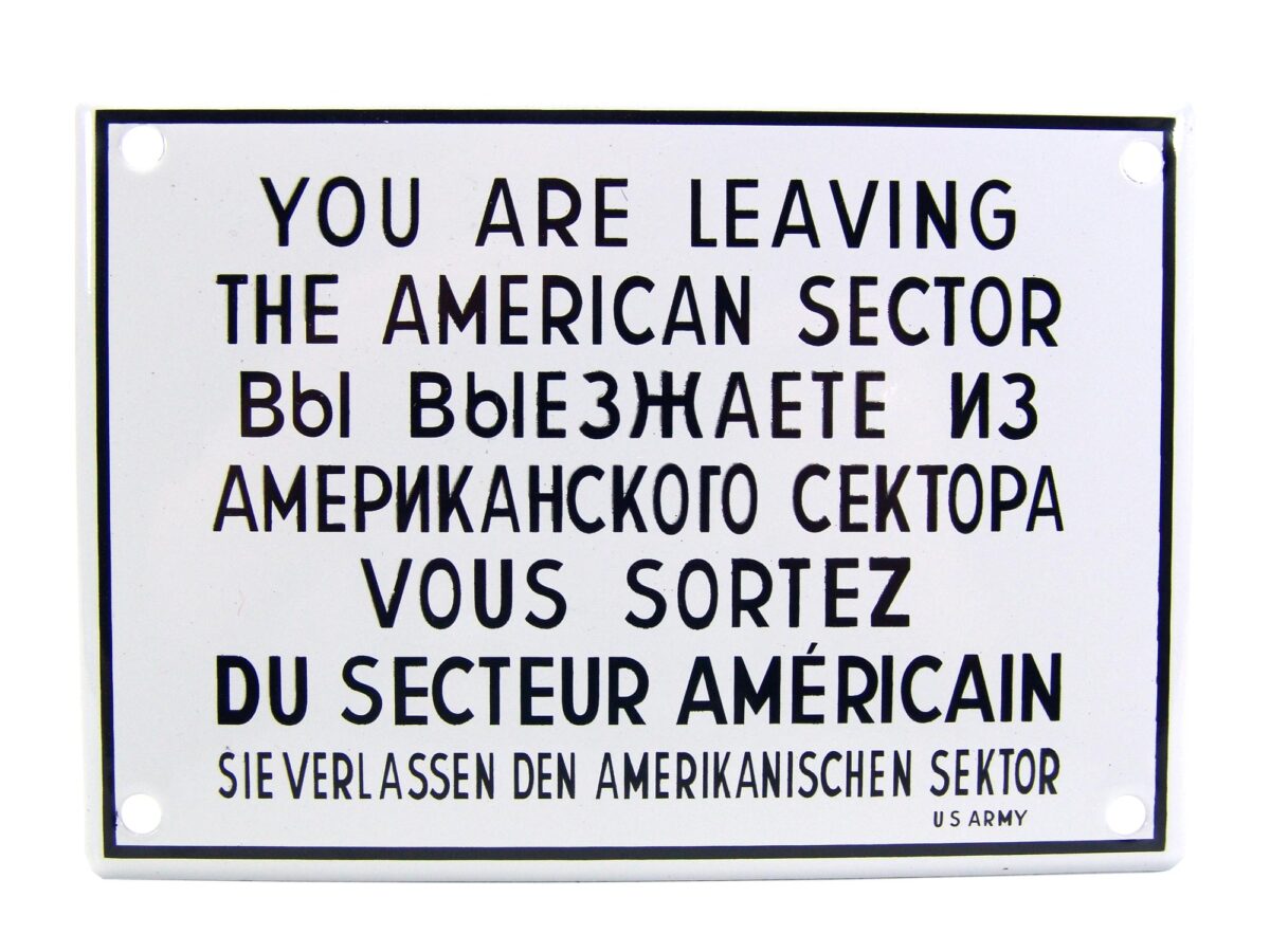 Hinweisschild aus Emaille -You are leaving the american sector - Vintage Look